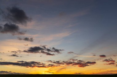 Kışın gün batımında bulutlar