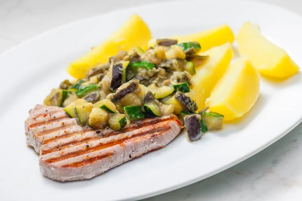 Bife Atum Grelhado Com Abobrinha Beringela Batatas Cozidas — Fotografia de Stock