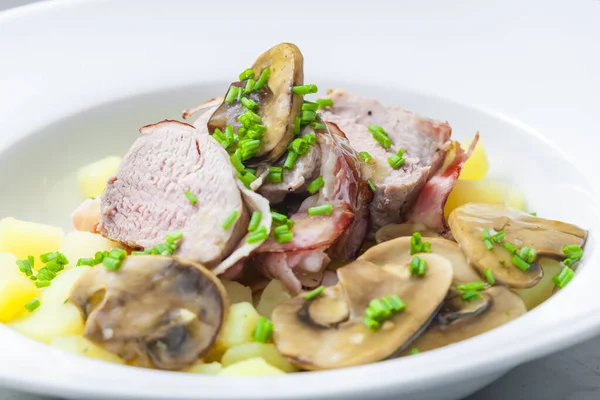 Kalbsbrötchen Speck Mit Pilzsoße Und Kartoffeln — Stockfoto