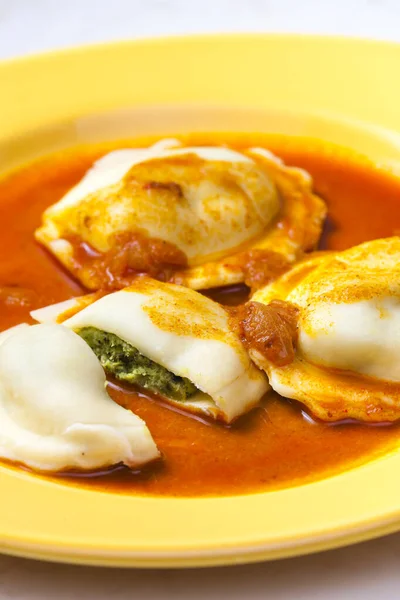 Ravioli Filled Spinach Served Tomato Sauce — Stock Photo, Image