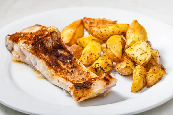 Salmão Assado Com Batatas Tomilho — Fotografia de Stock