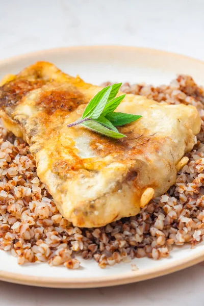 Gebratener Karpfen Mit Bulgur Und Minze — Stockfoto