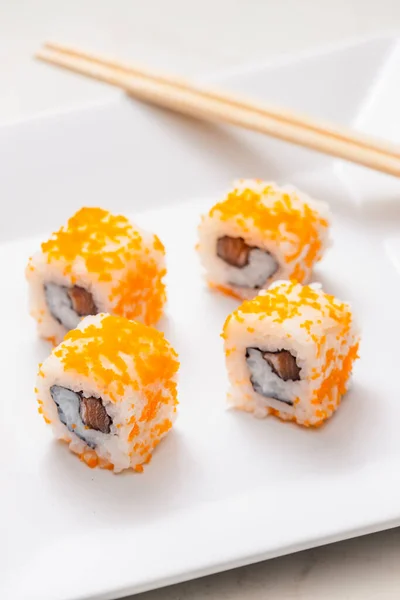 California Sushi Rouleaux Sur Plaque Blanche Avec Baguettes — Photo