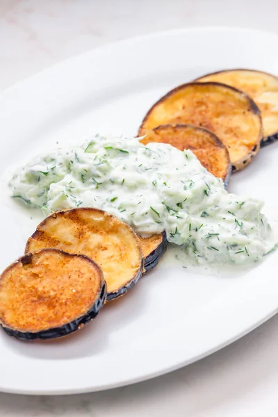 Salada Tzaziki Grega Com Beringela Frita — Fotografia de Stock