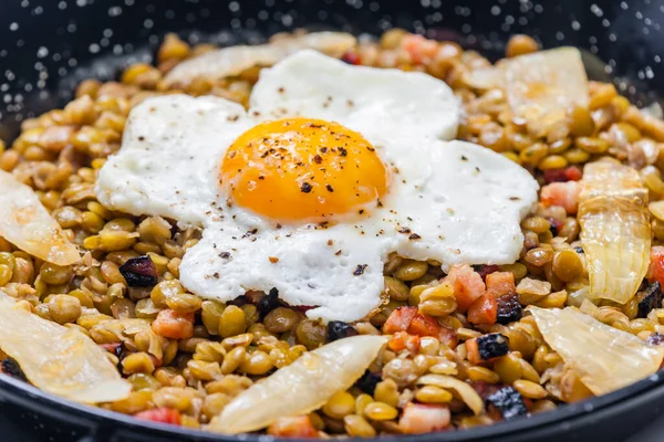 Lentils Smoked Meat Onion Served Fried Egg — Stock Photo, Image