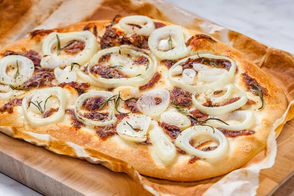 Pizza Casera Con Anchoas Cebolla —  Fotos de Stock