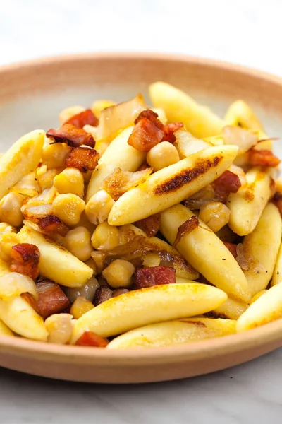 Schupfnudel Con Tocino Cebolla Garbanzos — Foto de Stock