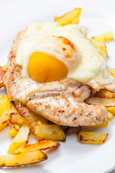 Carne Assada Com Pêssego Queijo Servido Com Batatas Fritas — Fotografia de Stock