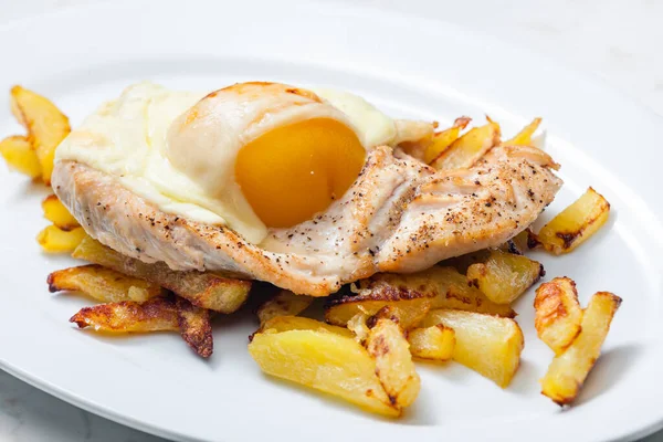 Carne Cotta Con Pesca Formaggio Servita Con Patatine Fritte — Foto Stock