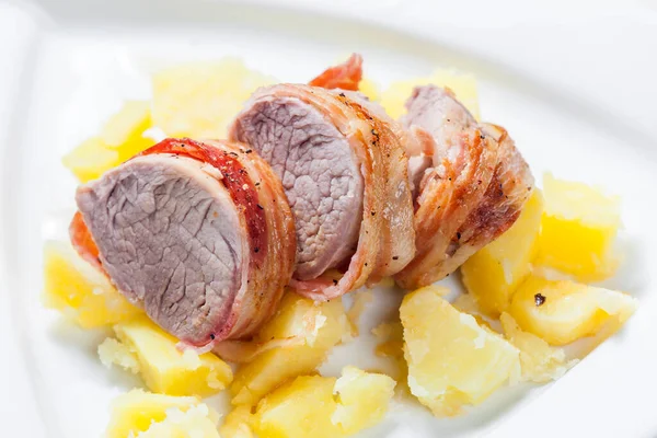 Schweinsbrötchen Speckmantel Mit Kartoffeln — Stockfoto