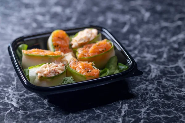 Conjunto Rolos Sushi Com Frutos Mar Fundo Pedra Preta — Fotografia de Stock