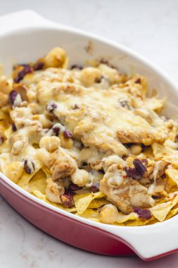 Tavuk eti, fasulye ve peynirli cips.