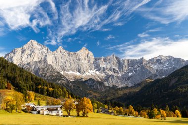 Avusturya 'da Dachstein Massif' in sonbahar manzarası