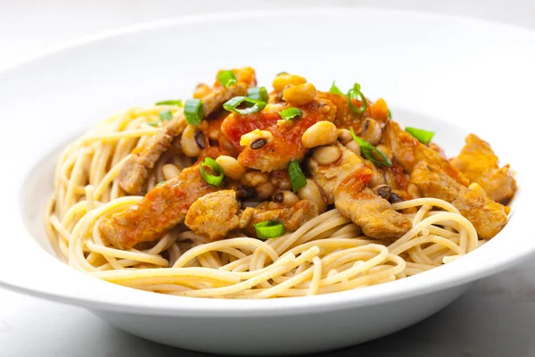 Kümes hayvanları, domates sosu ve fasulyeli spagetti.
