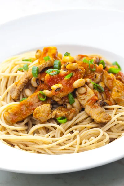 Spaghetti Med Fjäderfäkött Tomatsås Och Bönor — Stockfoto
