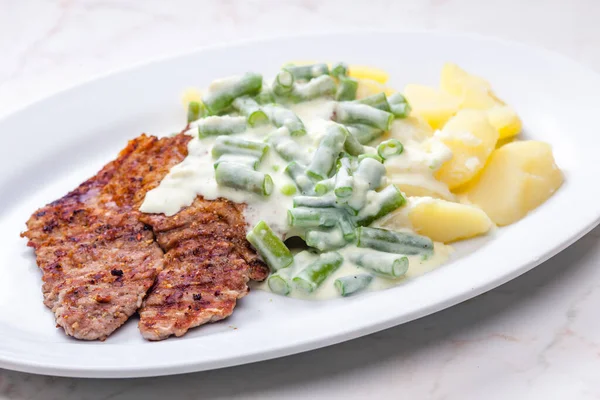 豚肉に緑豆のクリームソースとジャガイモの調理 — ストック写真