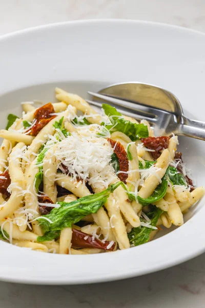 Pasta Med Torkade Tomater Och Spenat — Stockfoto