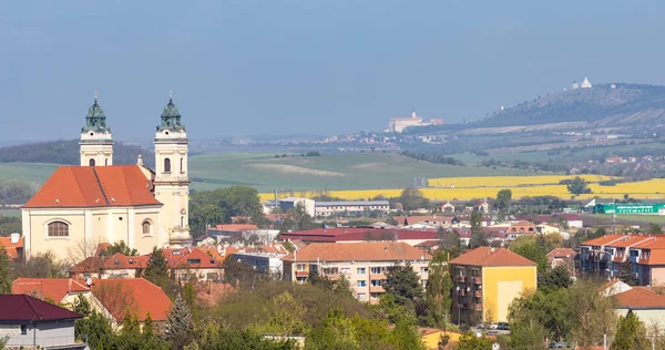 Valtice Kastély Palava Dombokkal Mikulovval Dél Morvaország Cseh Köztársaság — Stock Fotó