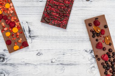 Değişik meyveli çikolatalı natürmort.