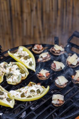 Peynirli ızgara biber ve kapari ve pastırmalı mantar.