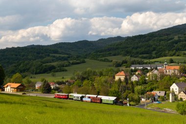 Zubrnice demiryolu müzesi ve Kuzey Bohemya 'da eski evleri olan köy, Çek Cumhuriyeti