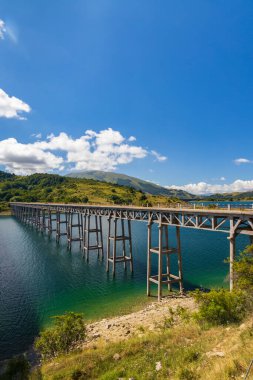 Köprü Ponte delle Stecche, Lago di Campotosto in National Park Sasso e Monti della Laga, Abruzzo bölgesi, İtalya