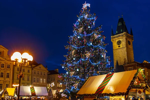 Árbol Navidad Plaza Ciudad Vieja Praga República Checa —  Fotos de Stock