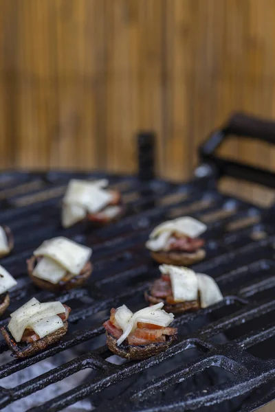 Grillad Svamp Med Bacon Och Ost Trädgårdsgrill — Stockfoto
