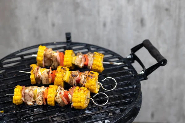 Pincho Pollo Con Maíz Pimiento Rojo —  Fotos de Stock