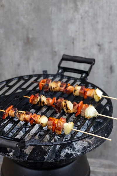 Spett Med Röd Pepparlök Och Rökt Fläsk Trädgårdsgrill — Stockfoto