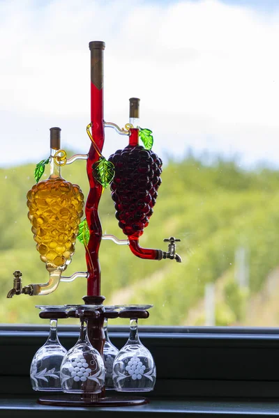 Jarra Cristal Con Vino Blanco Tinto Forma Fondo Uva Viñedo —  Fotos de Stock