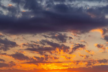 Gün batımından önce bulutlu güzel gökyüzü