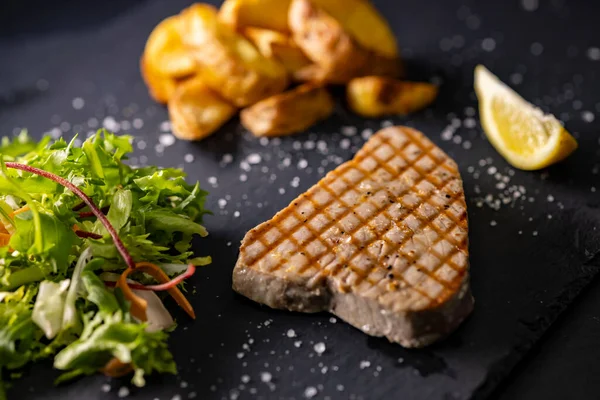 Tonfiskbiff Med Sallad Och Kryddig Potatis — Stockfoto