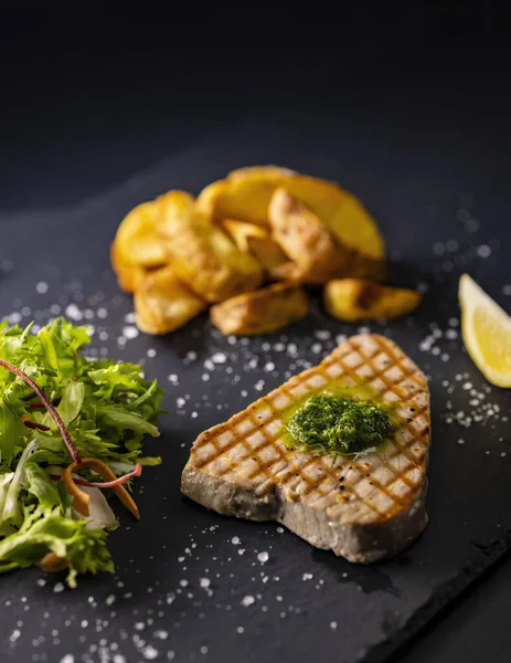 Thunfischsteak Mit Salat Und Scharfen Kartoffeln — Stockfoto