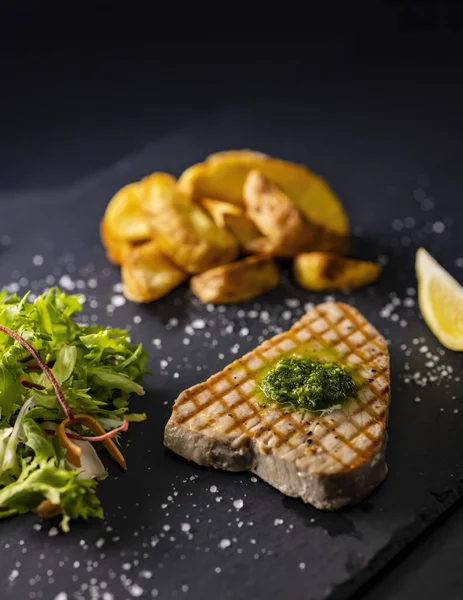 Filete Atún Con Ensalada Patatas Picantes — Foto de Stock