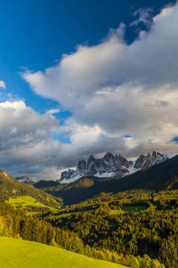 Santa Magdalena yakınlarındaki güzel İtalyan dolomitleri manzarası