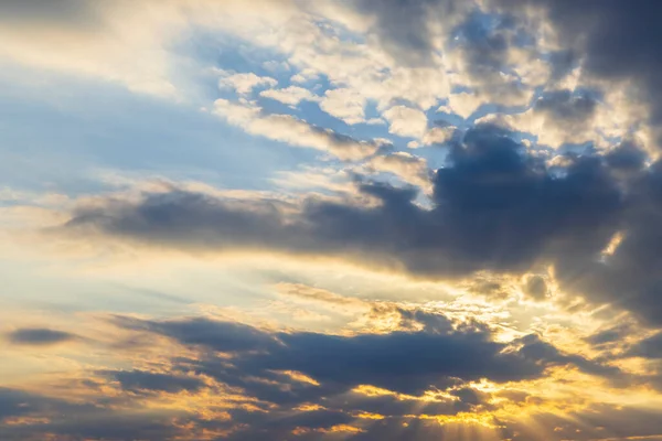 夕日の前に雲と美しい空 — ストック写真