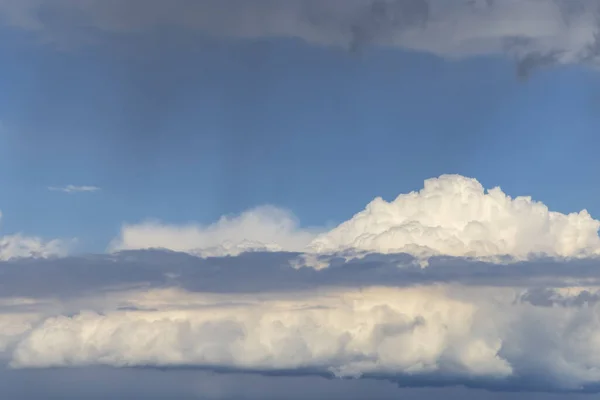 Langit Biru Dengan Awan Sebagai Latar Belakang — Stok Foto