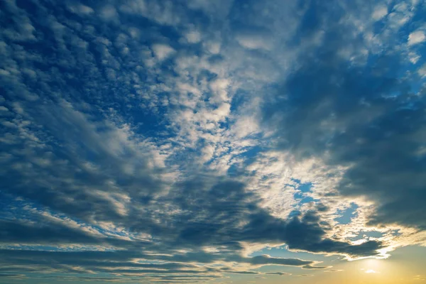 夕日の前に雲と美しい空 — ストック写真