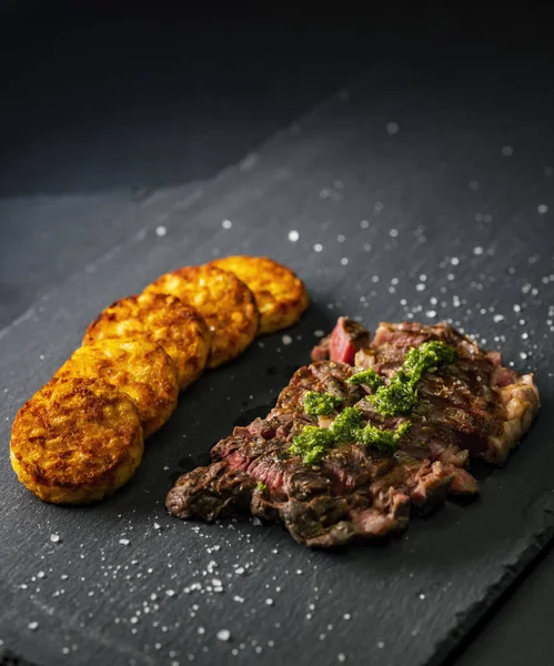 Biefstuk Met Aardappelpasteitjes Een Donkere Achtergrond — Stockfoto