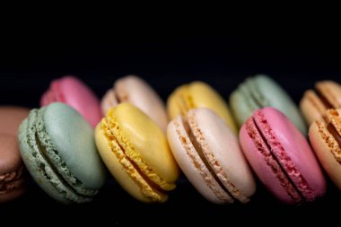 Siyah arkaplanda farklı renkte makaronlar