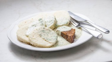 Dereotu soslu sığır eti ve börek.