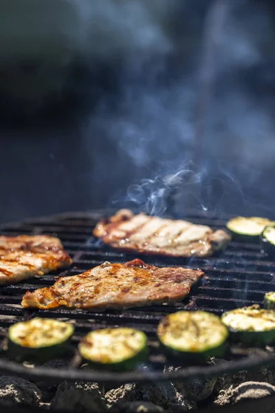 Cerdo Calabacín Parrilla Jardín Con Carbón —  Fotos de Stock