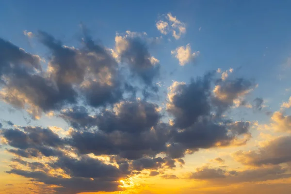 夕日の前に雲と美しい空 — ストック写真