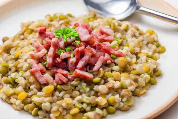 Porridge Legumi Con Pancetta Fritta Erba Cipollina — Foto Stock