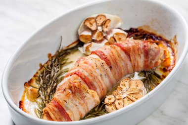 Domuz pastırmasına sarılmış domuz eti.