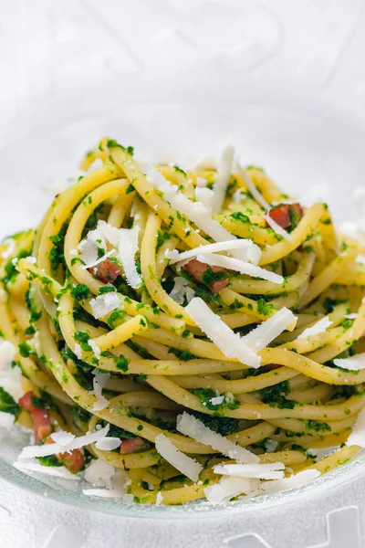 Spaghetti Met Spek Peterselie Parmezaanse Kaas — Stockfoto