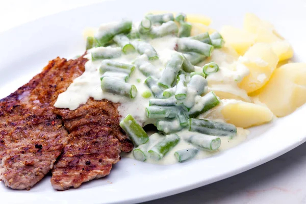 Carne Porco Com Molho Creme Feijão Verde Batatas Cozidas — Fotografia de Stock