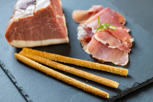 Prosciutto Italiano Servito Con Grissini — Foto Stock