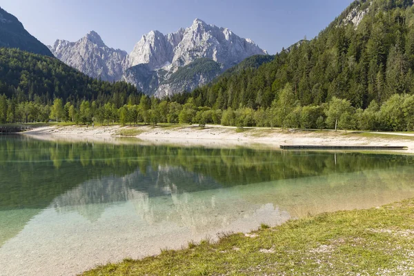 スロベニア トリグラフ国立公園のクランジュスカゴラ村付近の湖と山々 — ストック写真